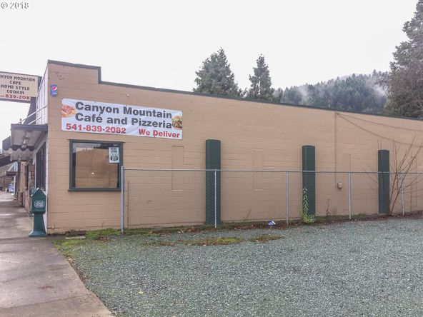 412 S Main St, Canyonville, OR 97417